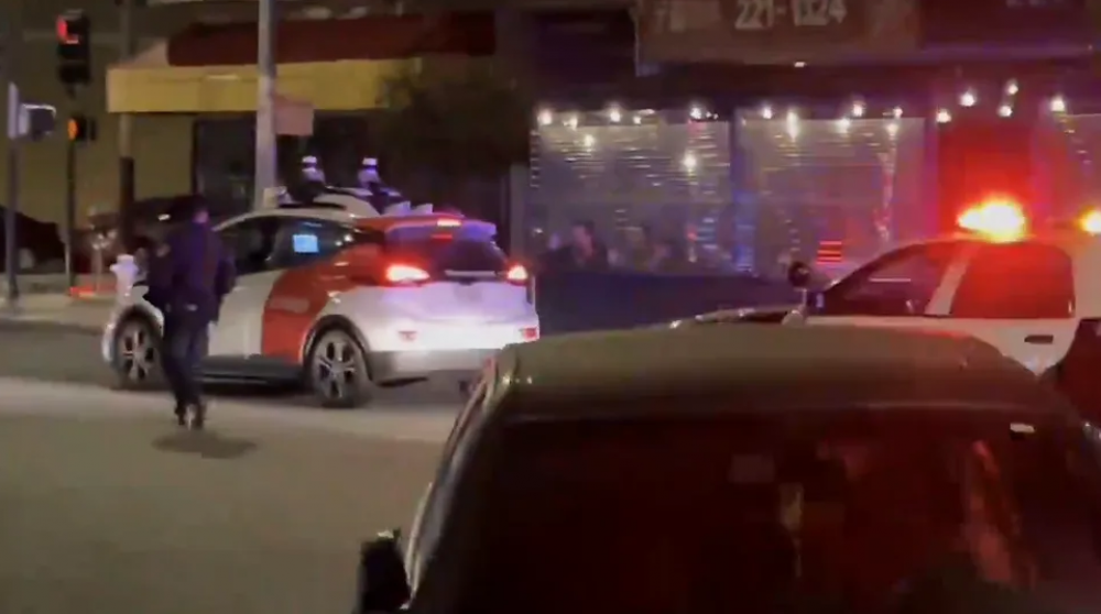 VIDEO // O mașină autonomă fără șofer a fugit după ce a fost oprită de poliție